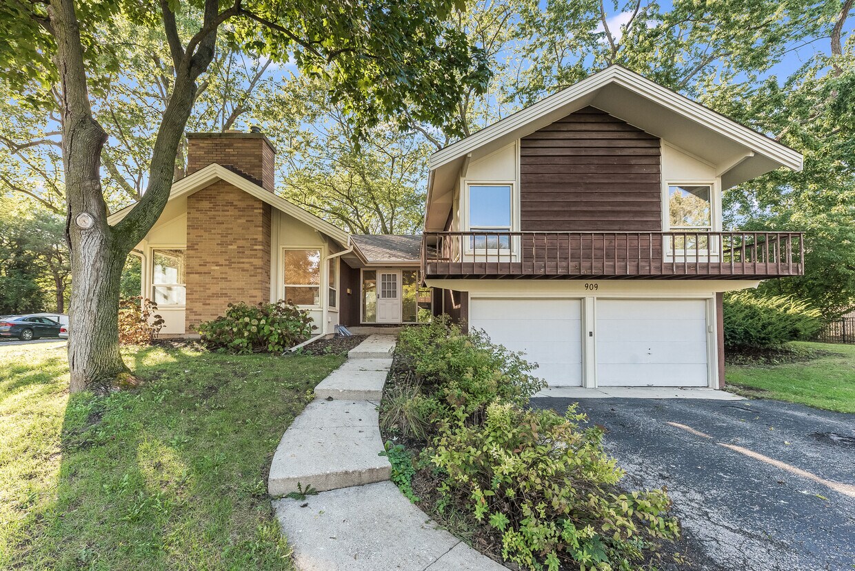Primary Photo - 909 Royal St George Dr