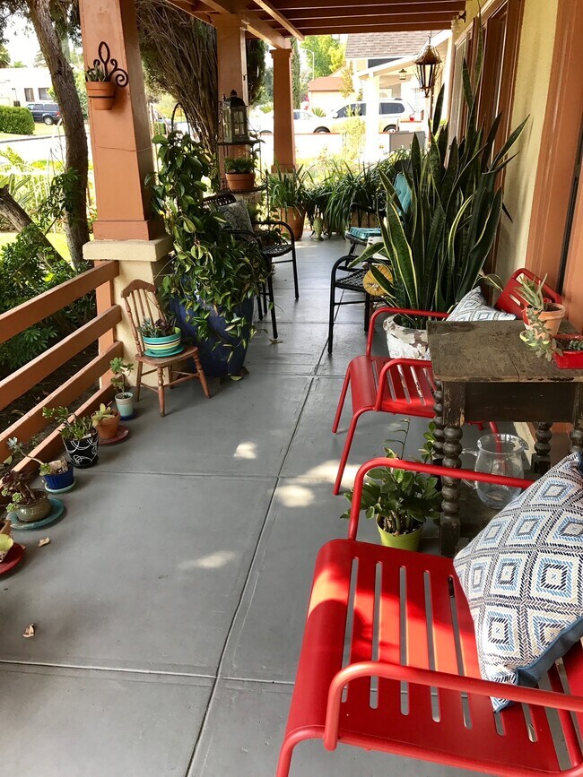 Front Porch - 1410 N Dominion Ave