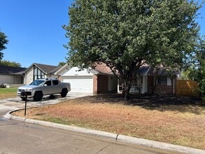 Building Photo - 2218 Parkside Dr
