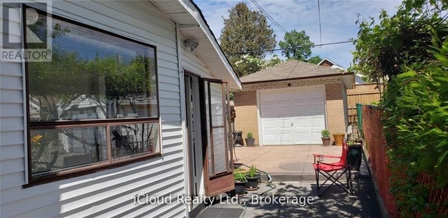 Building Photo - 547 Lauder Ave