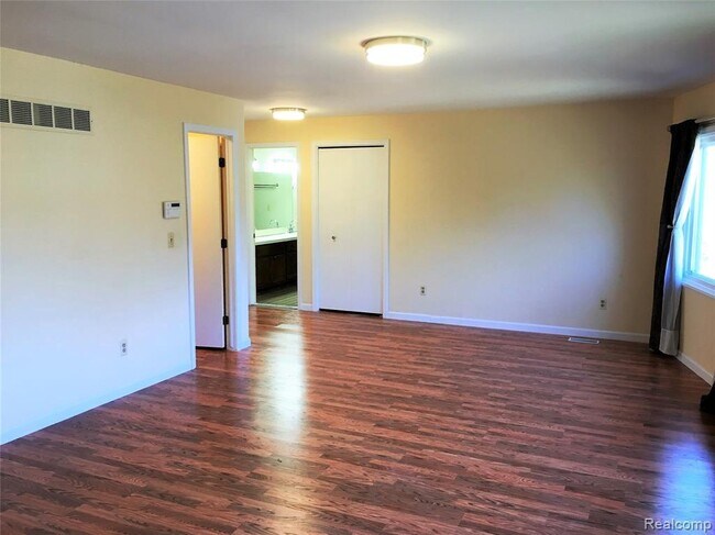 Building Photo - 356 Silvervale Dr