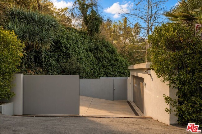Building Photo - 3201 Oakley Dr