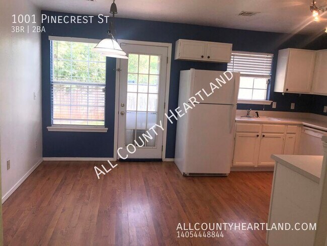 Building Photo - 1001 Pinecrest St