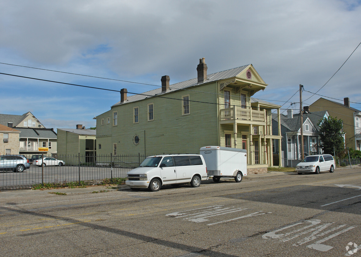 Foto del edificio - 1435 Melpomene Ave