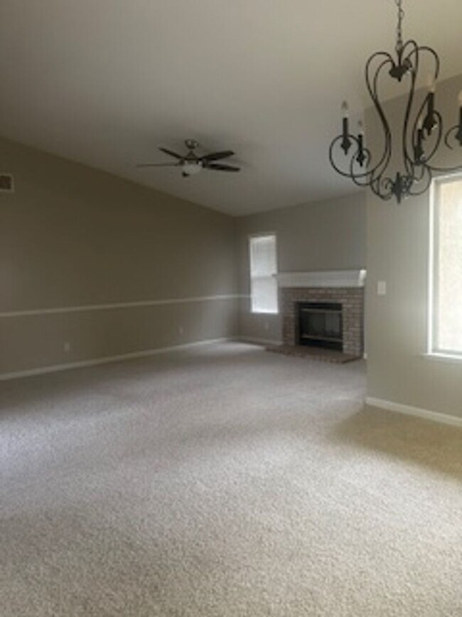 Foto del edificio - Nice 2 bedroom home + den or office that c...