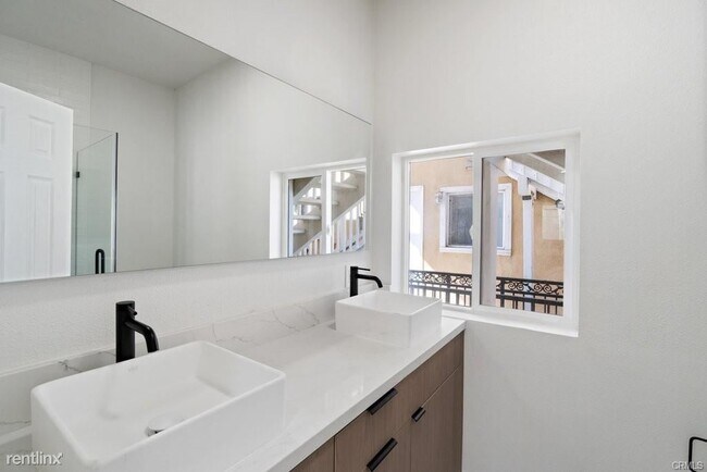 Building Photo - 2 br, 2 bath Condo - 1116 W Balboa Blvd Apt A