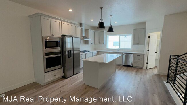 Foto del edificio - 4 br, 3.5 bath House - 648 East 340 South