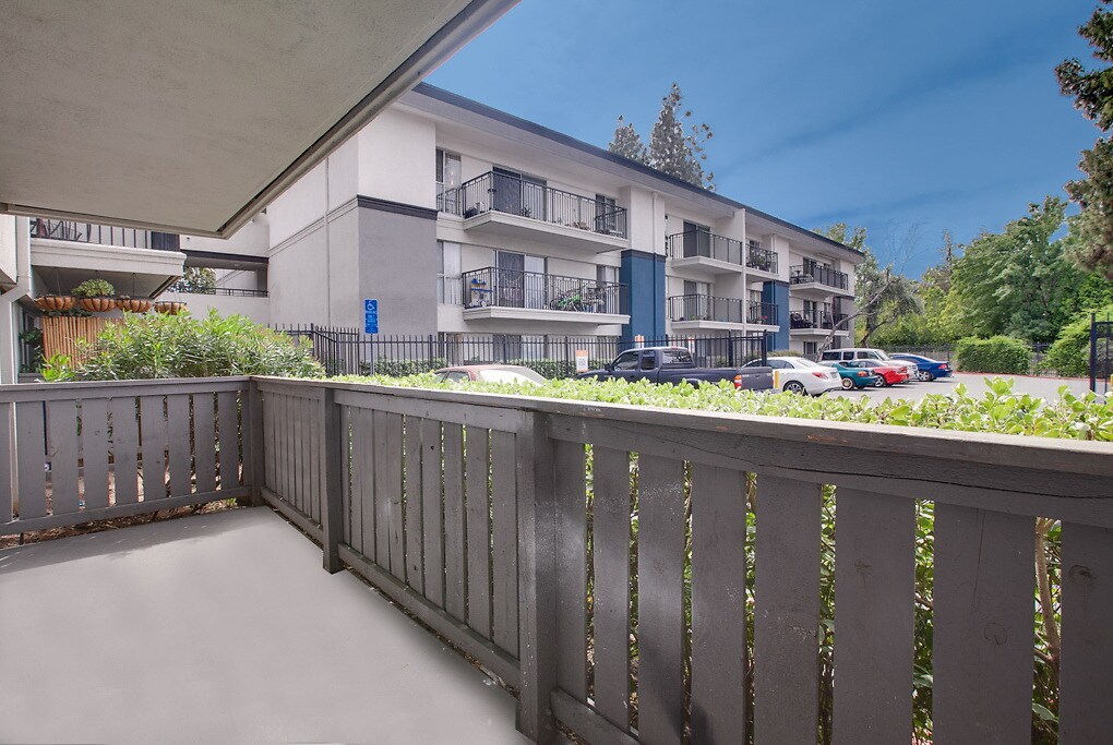 Avondale at Warner Center Apartments in Woodland Hills, CA Westside Rentals