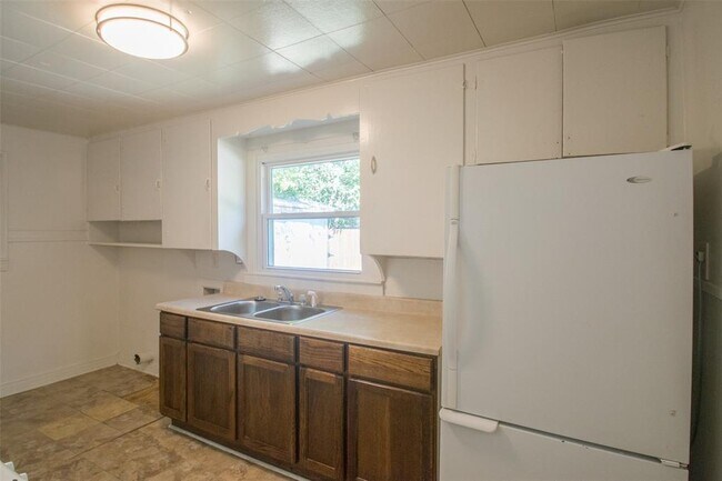Building Photo - 815 N Carroll Blvd