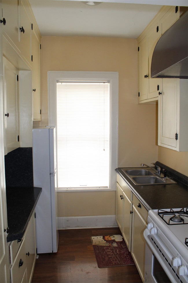 Building Photo - 300 S Barker Ave