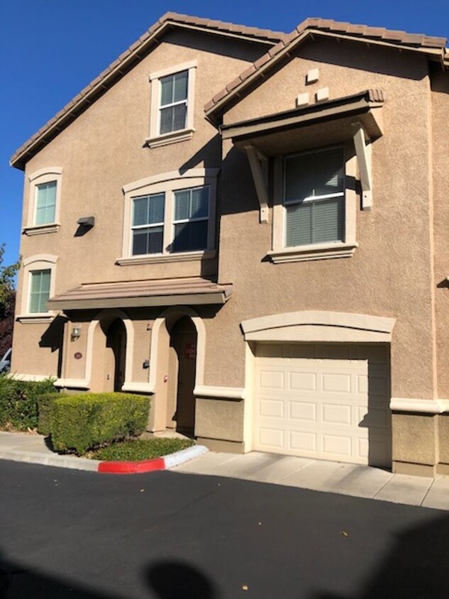 Foto principal - Desirable Natomas Condo - 2 bd 2 bth + Loft