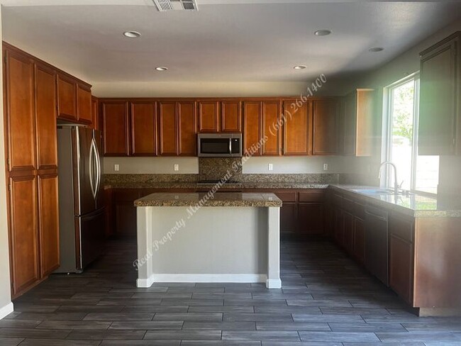 Foto del edificio - Beautiful Spacious 5 Bedroom Home Located ...