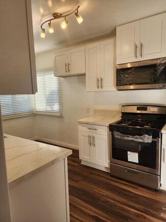Building Photo - 2708 W 85th St