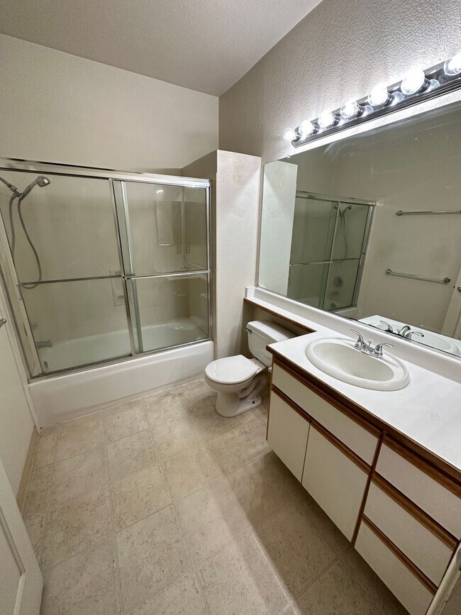 Foto del edificio - 2 Bed 2 Bath Condo In Walnut Creek (W/ Garage)