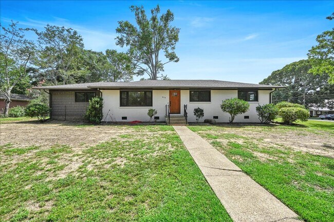 Building Photo - 4 Br, 3 Bath