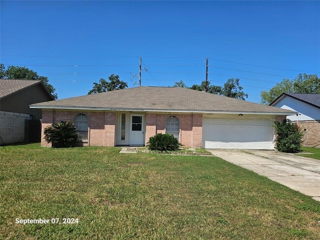 Building Photo - 10930 Fallbrook Dr