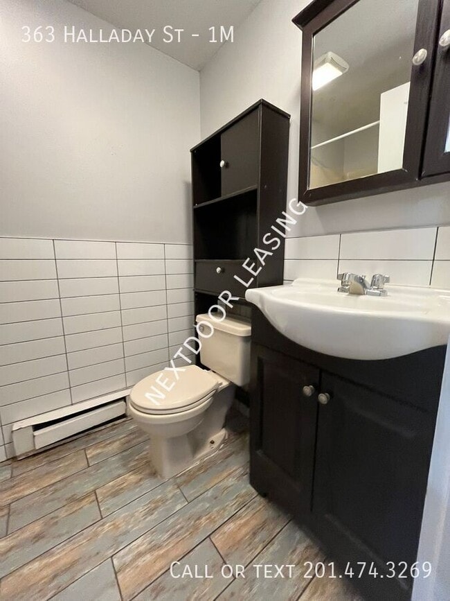 Building Photo - 363 Halladay St