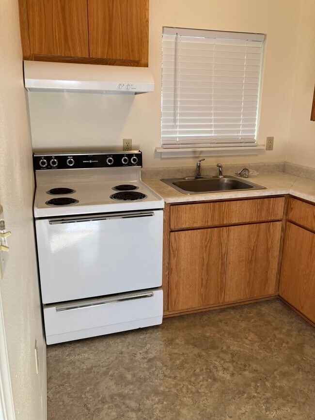 Building Photo - 803 North Main Street In Ashland OR. 1 Bed...
