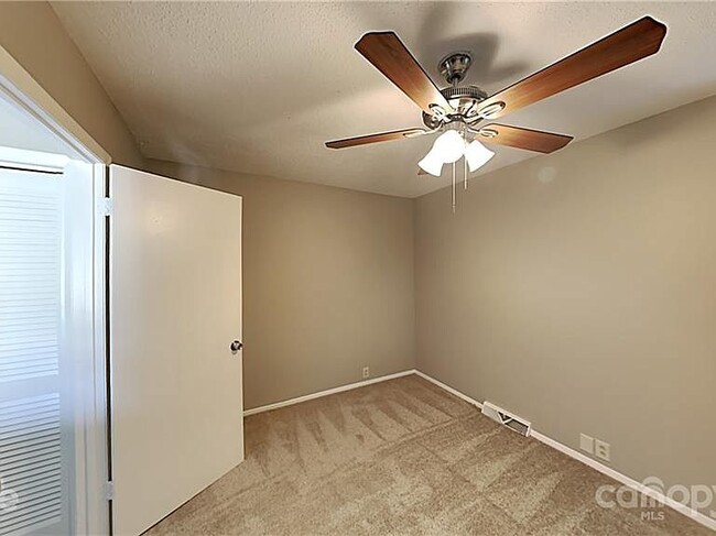 Foto del edificio - 6923 Stonington Ln