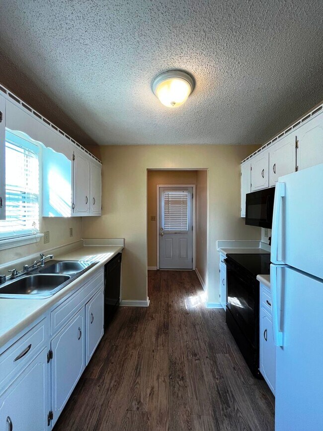 Building Photo - Cute 3 bedroom home with great location cl...