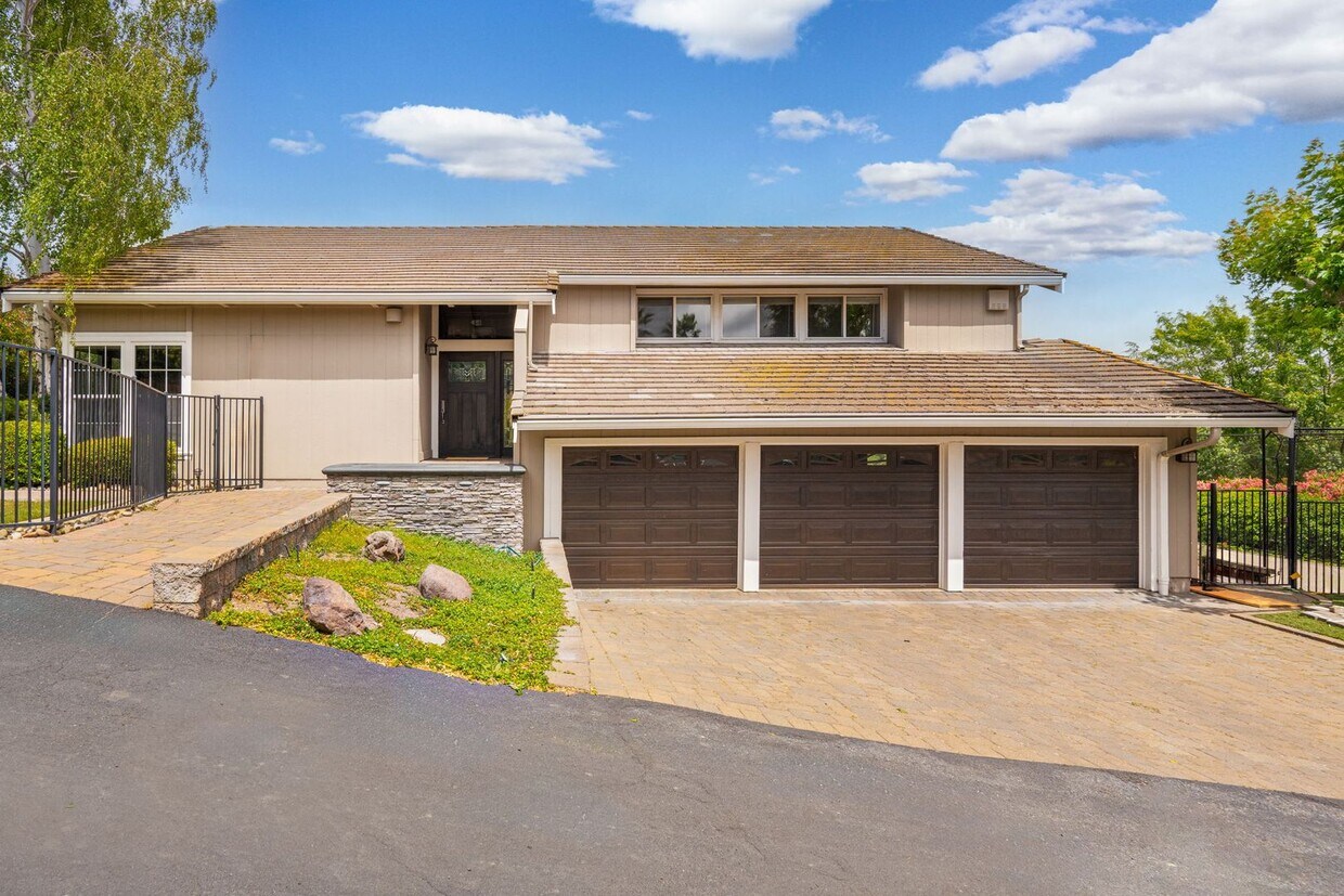Primary Photo - Luxurious Home with Panoramic Views