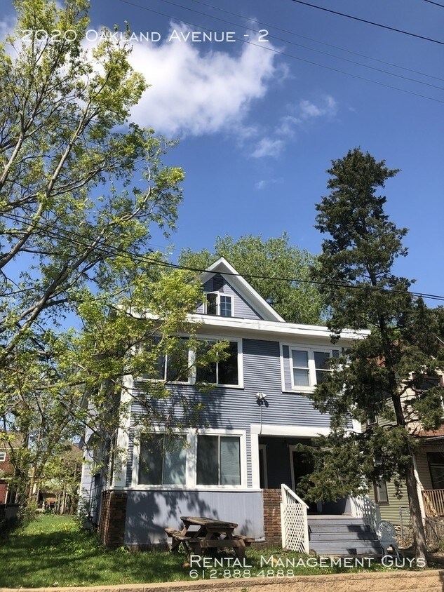 4 Bedroom Upper Level Duplex Two Kitchens! Apartment