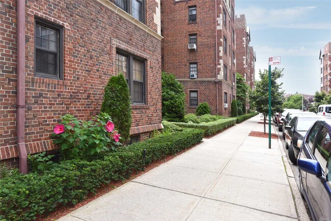 Foto del edificio - 68-36 Burns St