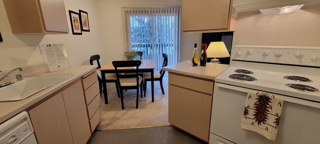Building Photo - Middle (2nd) floor 660 sq ft 1-bedroom wit...