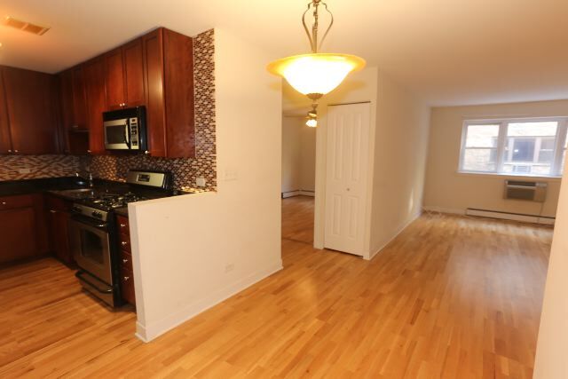 Building Photo - 628 W Wrightwood Ave
