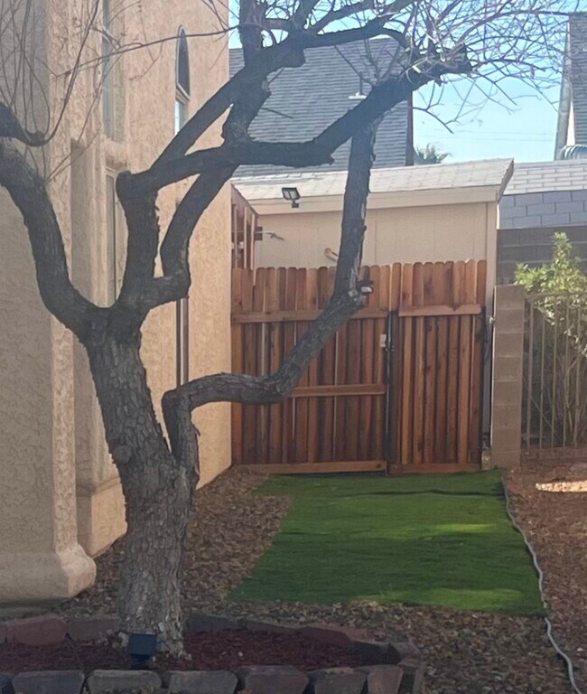 Side gate private entrance - 2229 Goldhill Way