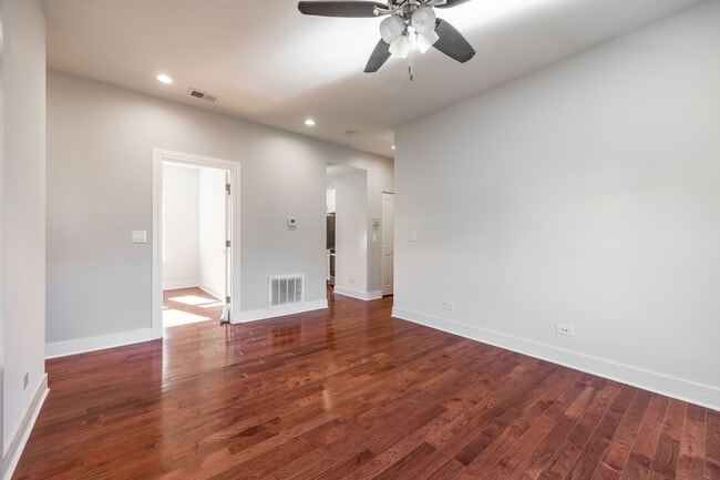Building Photo - 1153 W Lunt Ave