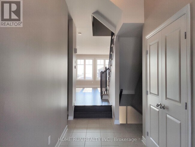 Building Photo - 818 Clapham Ter