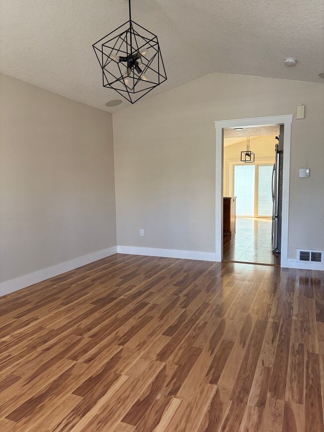 Foto del edificio - Cozy Two Bedroom Home Tucked Away in Newberg