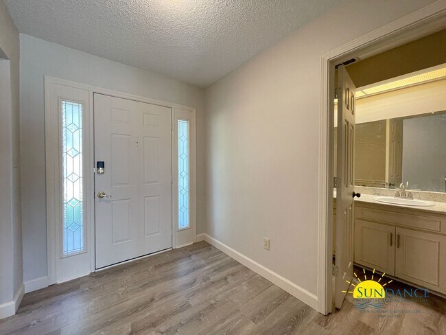 Foto del edificio - Stunning 3 Bedroom Townhome in Shalimar!