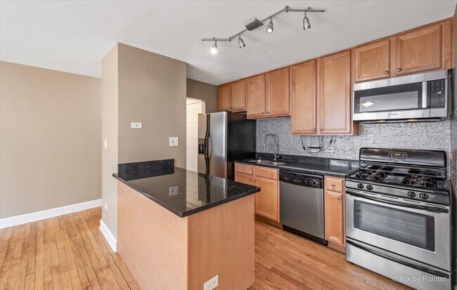 Building Photo - 7610 N Rogers Ave