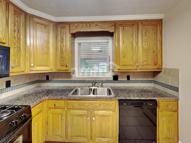 Building Photo - 1084 Pinehurst Dr