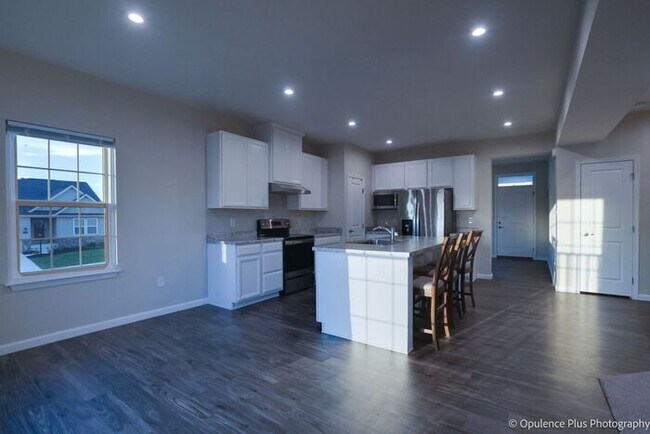 Building Photo - Gorgeous 3 Bed 3.5 Bath Fairborn Home!