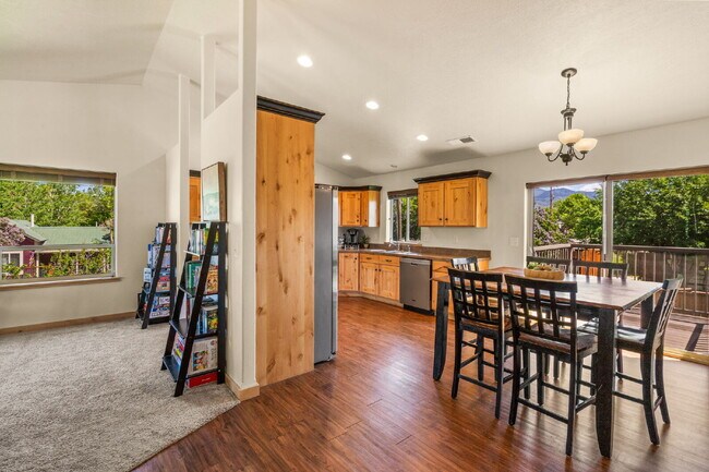 Building Photo - Spacious 3-Bed, 2-Bath Upper-Level Duplex