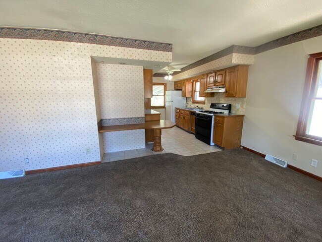 Building Photo - 3 bedroom house $850