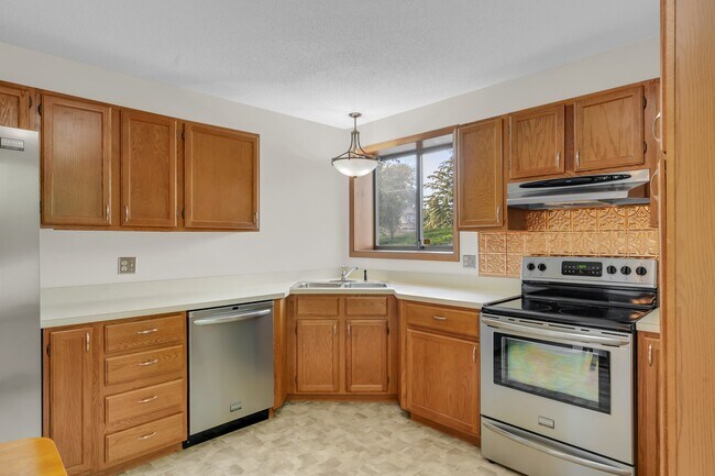 Building Photo - 3720 Timberline Dr NE
