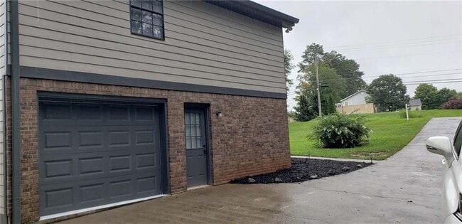 Building Photo - 73 Huff Dr