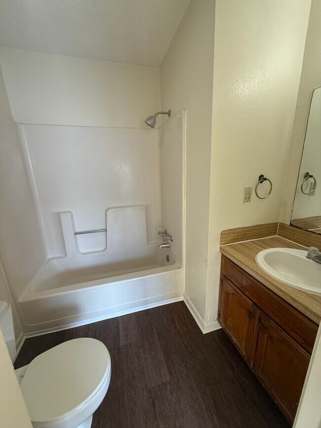 Foto del edificio - 2BD 2.5BA CONDO WITH WATER INCLUDED