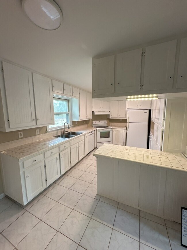 Building Photo - Cozy 3 Bedroom, 2 Bath Home - 114 Cardinal...