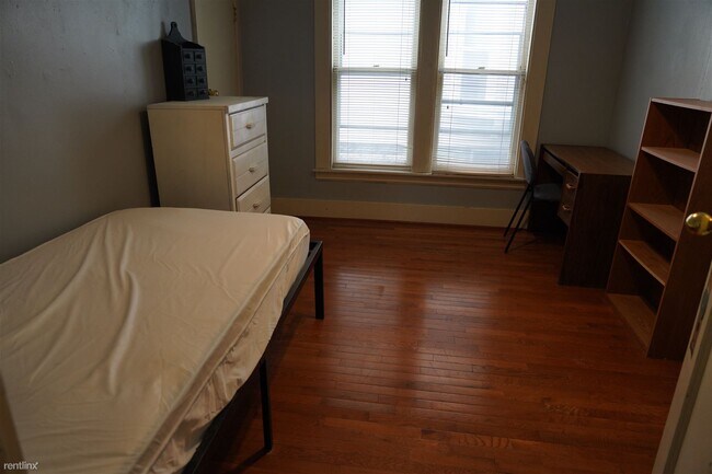 Foto del edificio - 4 br, 1 bath House - 916 Ackerman Avenue R...