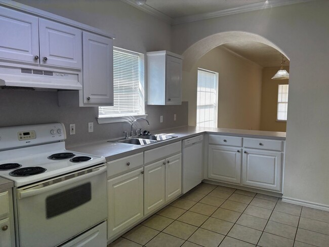 Building Photo - 2 bedroom 2 bath