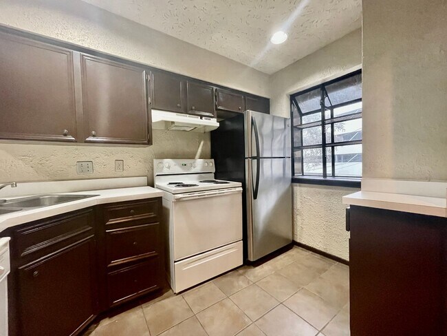 Building Photo - Gorgeous Condo, 2 balconies, 2 bathrooms, ...