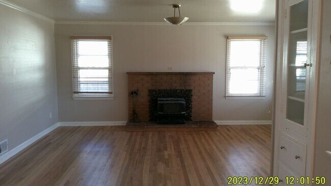 Building Photo - Large SE Boise home