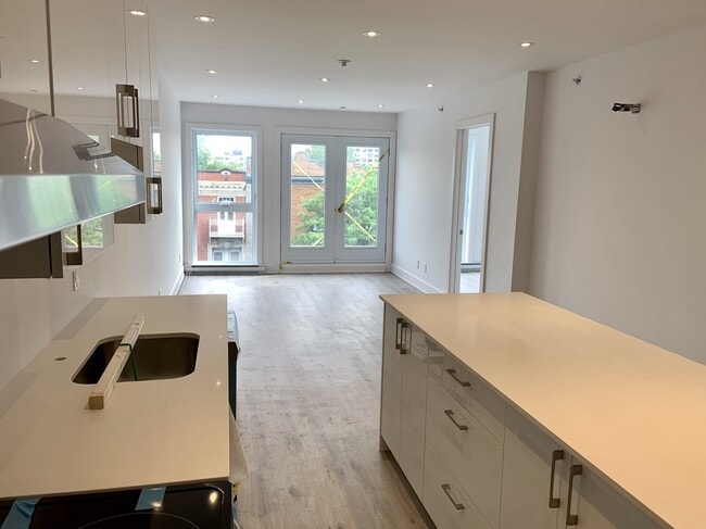 Building Photo - 4534 Av Du Parc