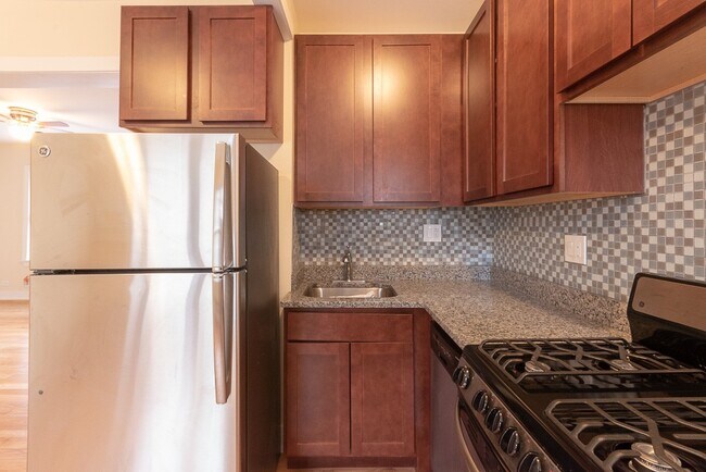 Foto del edificio - 3739 N Pine Grove Ave