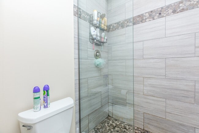 Building Photo - HUGE 4bed/2bath Condo Quality GARDEN unit ...